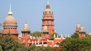 அரசு வேலை வாங்கித் தருவதாக பணமோசடி! முன்னாள் சபாநாயகர் காளிமுத்துவின் சகோதரருக்கு ஜாமீன் ரத்து 