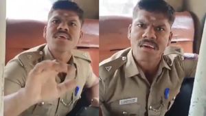 “டிக்கெட் எடுக்க மாட்டேன்”.. அரசு பேருந்தில் காவலர் வாக்குவாதம்.. அதிரடி காட்டிய போக்குவரத்துத்துறை!