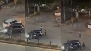  சினிமா சண்டை காட்சியை மிஞ்சும் சம்பவம்.. கார்களால் மோதி தாக்குதல்.. கர்நாடகவை அதிரவைத்த கேங் வார்