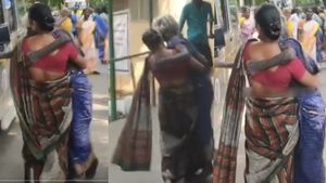 அரசு மருத்துவமனையில் ஸ்ட்ரெச்சர் தராமல் அலைக்கழிப்பு.. வயதான தாயை தூக்கிச் சென்ற மகள்! ஷாக் சம்பவம்!