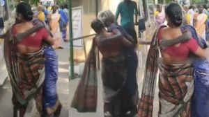 எதிர்பாராமல் நடந்துவிட்டது.. ஸ்ட்ரெச்சர் இன்றி தாயை தூக்கி சென்ற மகள்! ஈரோடு சுகாதாரத்துறை விளக்கம் 