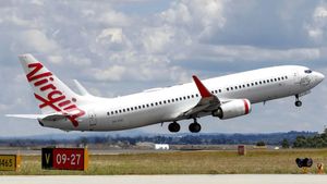 நடுவானில் செய்யும் காரியமா.. கண்ணை மூடிய பயணிகள்.. புறப்பட்ட இடத்திற்கே திரும்பிய விமானம்! என்னாச்சு