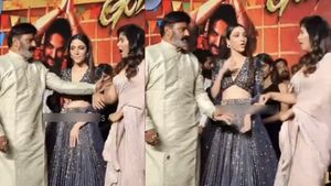 ‛நடிகை அஞ்சலியை பதறவைத்த பாலய்யா’..  ‛கேங்ஸ் ஆஃப் கோதாவரி’ பிரீ ரிலீஸ் மேடையில் தள்ளியதால் பரபரப்பு 