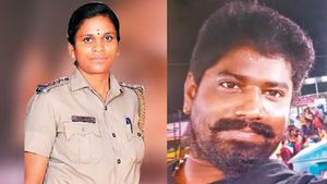 காதலனுடன் கைதான ராமநாதபுரம் மண்டபம் இன்ஸ்பெக்டர் சத்ய ஷீலா.. அதிரடியாக சஸ்பெண்ட்.. பரபரப்பு தகவல் 