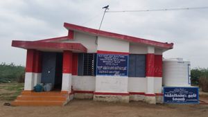  குடிக்க தண்ணி கேட்டா கழிப்பறை பக்கத்துல இருக்குற டேங்க்ல பிடிக்க சொல்றாங்க.. மலை கிராம மக்கள் புகார்