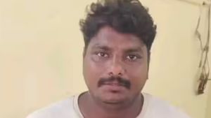  யூடியூப் வீடியோ பார்த்து வங்கியில் கொள்ளையடிக்க ரெடியான முன்னாள் வங்கி ஊழியர்! மடக்கி பிடித்த போலீஸ்