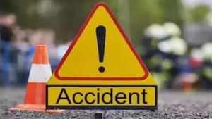 ஈரோட்டில் பயங்கரம்.. 2 கார்கள் நேருக்கு நேர் மோதல்.. கோவை ஒரே குடும்பத்தை சேர்ந்த 4 பேர் பலி 