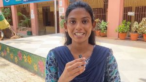 அரசுப் பள்ளி மாணவின்னு அசால்ட்டாக நினைக்காதீங்க.. முதலிடம் மட்டுமில்லை.. ஆங்கிலம் பேசுற அழகை பாருங்க 