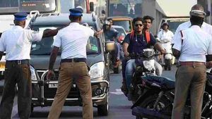 நல்லா பண்றீங்க ஆபிசர்ஸ்.. பைக்கில் சென்றவருக்கு இப்படி ஒரு அபராதமா.. நாதக நிர்வாகி புகார் 
