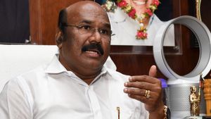 பாதி மிரட்டியாச்சு..மீதி முடக்கியாச்சு! என்னயவே மிரட்டி பாத்தாங்களே..திடீரென சீனுக்குள் வந்த டி.ஜெ.!