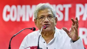 இஸ்லாமியர், சர்வாதிகார ஆட்சி என உச்சரிக்க ”தூர்தர்ஷன்” தடை- சீதாராம் யெச்சூரி கடும் கண்டனம் 
