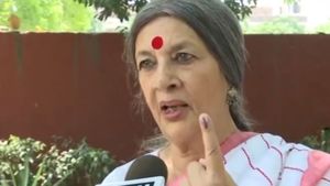  ‛‛பூத்தில் சார்ஜ் இல்லாத பேட்டரி’’..  இதுதான் தேர்தல் ஆணையமா? ஓட்டளிக்காமல் தவித்த பிருந்தா காரத் 