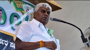 ‛செக்ஸ் டார்ச்சர்’..  ரேவண்ணாவுக்கு 4 நாள் போலீஸ் கஸ்டடி!.பாதிக்கப்பட்ட பெண்கள் புகாரளிக்க உதவி எண் 