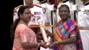 பத்ம விருதுடன் சென்னை வந்த பிரேமலதா.. பேரணியாக செல்ல முயற்சி! போலீசார் அனுமதி மறுத்ததால் வாக்குவாதம்