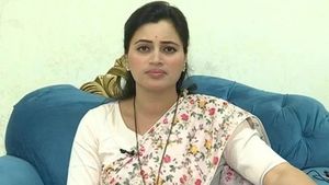 ரூ 2 லட்சம் பணத்தை திருடியதாக கருணாஸ் பட நடிகை பரபரப்பு புகார்.. வீட்டு பணியாளருக்கு போலீஸ் வலை 