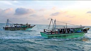 எல்லை தாண்டி மீன் பிடித்த இலங்கை மீனவர்கள்?.. நாகையில் 14 பேரை கைது செய்தது இந்திய கடற்படை 