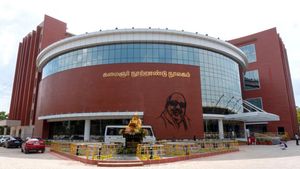  சிறு மழைக்கே திணறும் மதுரை கலைஞர் நூலகம்.. உள்ளே புகுந்த மழைநீர்! 2 பிரிவுகள் தற்காலிகமாக மூடல்
