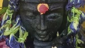 கோவையில் அதிசயம்.. முருகன் கோயிலில் திகைச்சு போய் நின்ற கோயம்புத்தூர் ஜனம்.. மயில் வேற அசையவேயில்லை