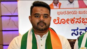  முன்ஜாமீன் கொடுங்க.. நீதிமன்ற கதவை தட்டிய பிரஜ்வல் ரேவண்ணா! நாளை நாடு திரும்புகிறாராம் 