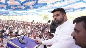 3000 ஆபாச வீடியோக்கள் லீக் முதல் ஏர்போர்ட்டில் கைது வரை.. பிரஜ்வல் விவகாரத்தில் இதுவரை நடந்தது என்ன? 