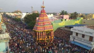 ரங்கா ரங்கா! விண்ணை பிளந்த கோஷத்துடன் ஸ்ரீரங்கம் ரங்கநாதர் கோயில் சித்திரை தேரோட்டம் தொடங்கியது 