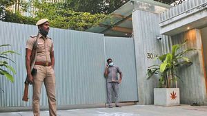 ஆளே இல்லாத நடிகர் சூர்யாவின் வீட்டுக்கு துப்பாக்கி ஏந்திய போலீஸ் பாதுகாப்பு.. வெடித்தது சர்ச்சை!