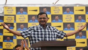  அதிரும் தலைநகர் டெல்லி! இலவச மின்சாரம் முதல் சீன ஆக்கிரமிப்பு வரை.. கெஜ்ரிவாலின் 10 உத்தரவாதங்கள்