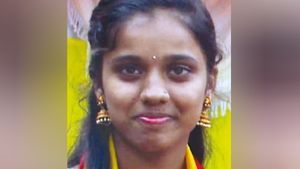 பெங்களூர் தனியார் கல்லூரி விடுதியில் தூக்கில் தொங்கிய மாணவி.. சக மாணவிகள் ஆவேச போராட்டம் 