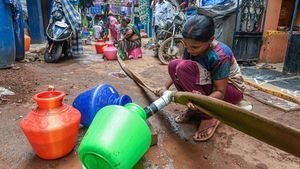  குடிநீரை வீணாக்கினால் ரூ. 2000 அபராதம்.. உடனே அமலுக்கு வருகிறது.. டெல்லி அரசு அதிரடி!