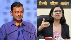 கெஜ்ரிவாலின் தனி செயலாளர் தாக்கியதாக ஆம் ஆத்மி பெண் எம்.பி புகார்.. டெல்லியில் பரபர!