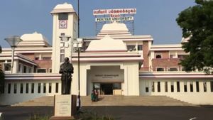  ஊழல் புகாரில் சிக்கியவருக்கு பணி நீட்டிப்பா? சேலம் பெரியார் பல்கலை. துணைவேந்தருக்கு கடும் எதிர்ப்பு!