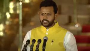  இளம் அமைச்சரான ராம் மோகன் நாயுடுவுக்கு.. விமான போக்குவரத்து துறை ஒதுக்கீடு! யார் இவர்? முழு விவரம் 