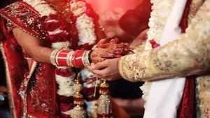  புது மனைவிக்கு கிப்ட் கொடுக்க 3வது மனைவி நகையை திருடிய அரசு ஊழியர்.. மகன் கொடுத்த அதிரடி வைத்தியம்