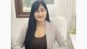 முதல் முயற்சியிலேயே ஐஏஎஸ்.. யார் இந்த அஞ்சலி பிர்லா? நீட் முறைகேட்டால் மீண்டும் வெடித்த சர்ச்சை!