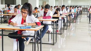 நீட் தேர்வையே ரத்து செய்யுங்க-மாநில அரசுகளே தேர்வு நடத்தட்டும்.. தமிழ்நாட்டுடன் கை கோர்த்த கர்நாடகா! 