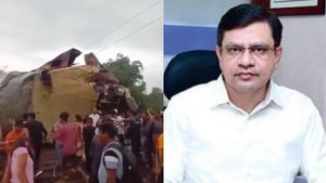  மே.வங்க ரயில் விபத்து: பலியானோர் குடும்பங்களுக்கு ரூ 10 லட்சம்: மத்திய அமைச்சர் அஸ்வினி வைஷ்ணவ்!
