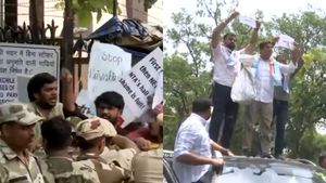 டெல்லியில் நீட் தேர்வு எதிர்ப்பு போராட்டம் தீவிரம்-மத்திய அமைச்சர் தர்மேந்திர பிரதான் வீடு முற்றுகை! 