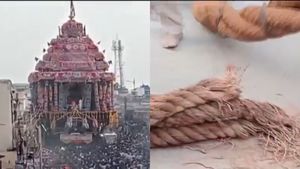 450 டன் எடை - 70 அடி உயரம்.. நெல்லையப்பர் கோவில் தேரோட்டத்தில் திடீரென அறுந்த வடம்.. அபசகுனமா? 