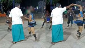 கரகாட்ட பெண்களுடன் ஆபாச நடனம்! சர்ச்சையில் சிக்கிய திமுக கவுன்சிலர்.. என்னமா ஸ்டெப் போடுறாரு பாருங்க