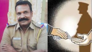 லஞ்சம் வாங்கிய போலீஸ் அதிகாரி.. 8 ஆண்டுகளுக்கு பின் டிஸ்மிஸ்! உள்துறை செயலாளர் அமுதா உத்தரவு 