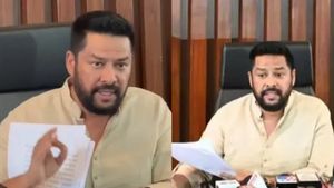 கர்நாடகாவில் விழுந்தது முதல் விக்கெட்! அதிகாரி தற்கொலை விவகாரத்தில் அமைச்சர் நாகேந்திரா ராஜினாமா! 
