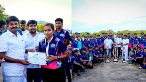  பேனர் பஞ்சாயத்து.. சஸ்பெண்டான ஆபிசர்.. ஆனாலும் திருச்சியில் பெரிய சம்பவம் செய்த சி.விஜயபாஸ்கர் டீம்!