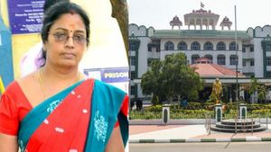 எனக்கு மட்டும் 10 ஆண்டு சிறையை ஏற்க முடியாது! ஜாமீன் கோரிய நிர்மலா தேவி! மறுத்த ஹைகோர்ட் மதுரை கிளை 