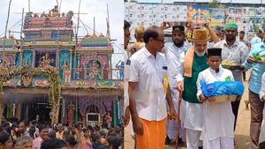 காளியம்மன் கோயிலுக்கு இஸ்லாமியர்கள் சீர்வரிசை! மரியாதை செலுத்திய பக்தர்கள்! சிதம்பரத்தில் நெகிழ்ச்சி 
