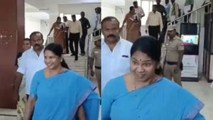 ‛‛கள்ளக்குறிச்சி விவகாரம்’’.. நிருபர்களை 2 மணிநேரம் காக்க வைத்த கனிமொழி.. கடைசியில் செய்ததை பாருங்க 
