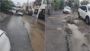 பள்ளிக்கரணையில் இருக்கு பயங்கர பள்ளம்.. சென்னையிலேயே மோசமான சாலை.. மடிப்பாக்கம் வழியாக போறீங்களா? 