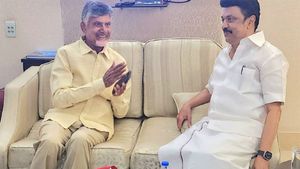 டெல்லி ஏர்போர்ட்டில் நடந்த மீட்டீங்.. பரபரப்பை எகிற வைத்த ஸ்டாலின் - சந்திரபாபு நாயுடு சந்திப்பு