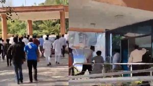  தீவிரமடைந்தது நீட் போராட்டம்.. டெல்லி என்.டி.ஏ அலுவலகத்திற்குள் நுழைந்து மாணவர் அமைப்பினர் முழக்கம்!