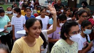 ஒரே மையத்தில் தேர்வு எழுதிய 8 பேர் முதலிடம்.. நீட் தேர்வில் குளறுபடியா? கலங்கும் மாணவர்கள்