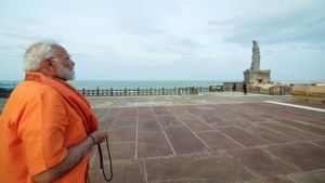  அசந்துபோய் பார்த்த பிரதமர் மோடி.. 133 அடி உயர திருவள்ளுவர் சிலைக்கு மலர் தூவி மரியாதை!